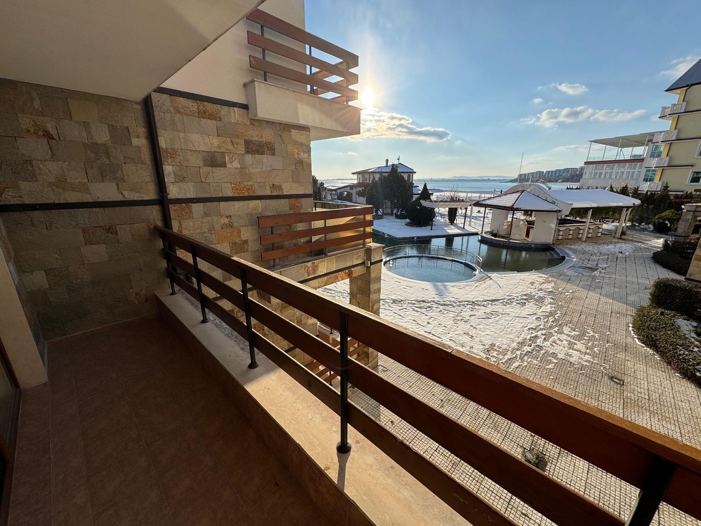 Wohnzimmer mit Balkonzugang – 2-Zimmer Apartment Sonnenstrand