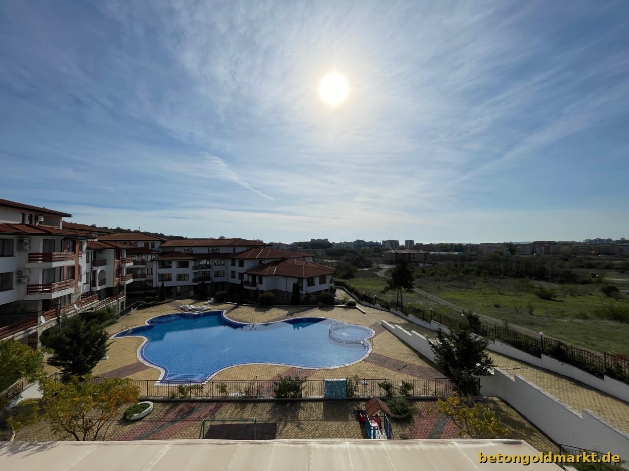 Studio A.203 – Panoramablick auf Pool und Anlage