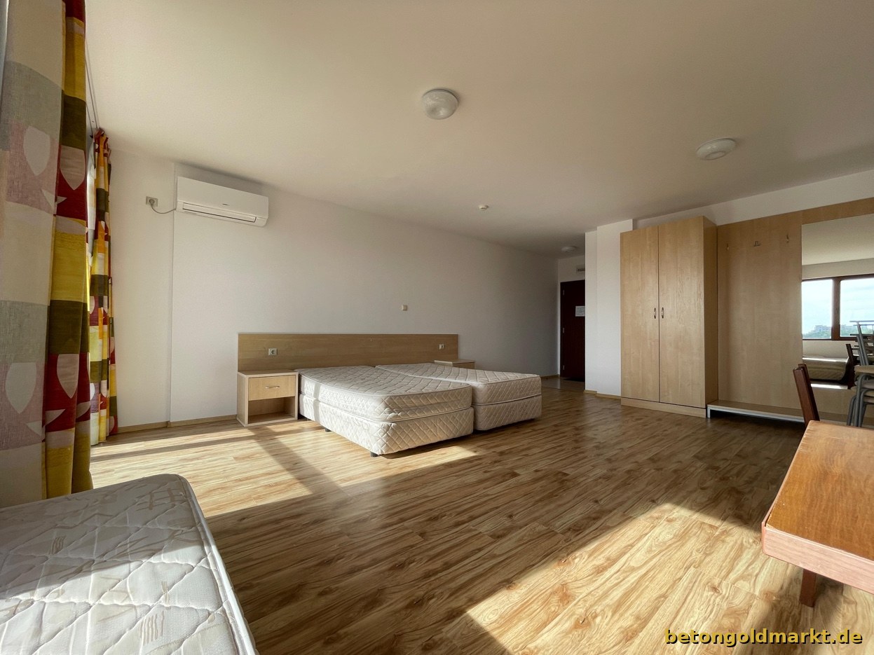 Studio A.203 – Schlafbereich mit Doppelbett und Balkon