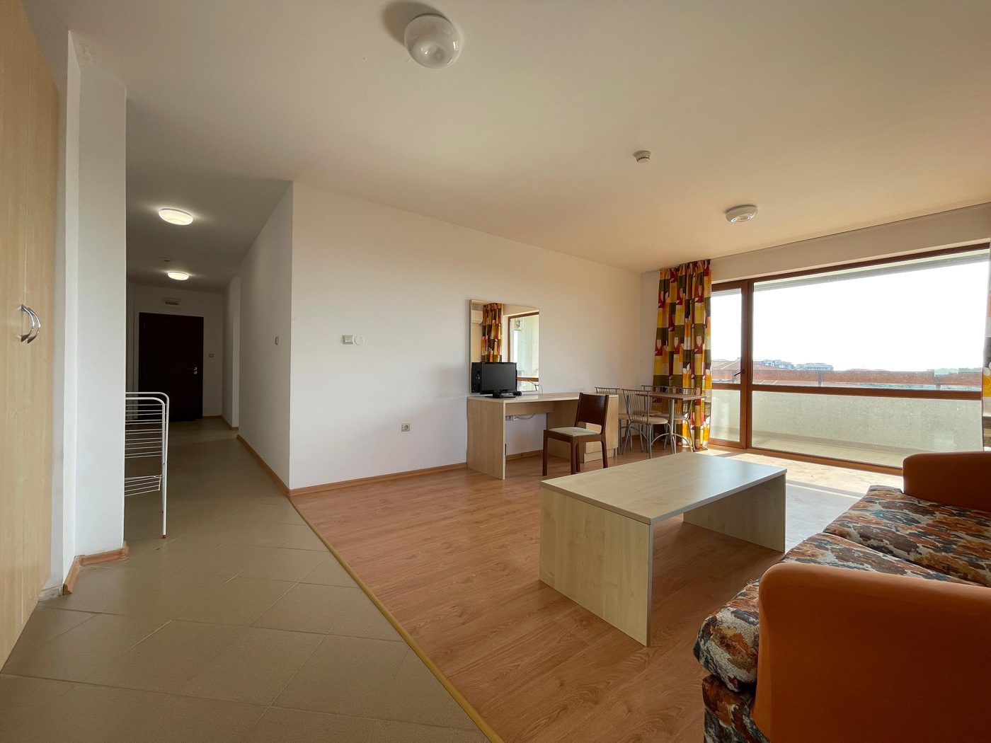 Wohnung A.204 Gardenia Hills – heller Wohnraum Weitwinkel