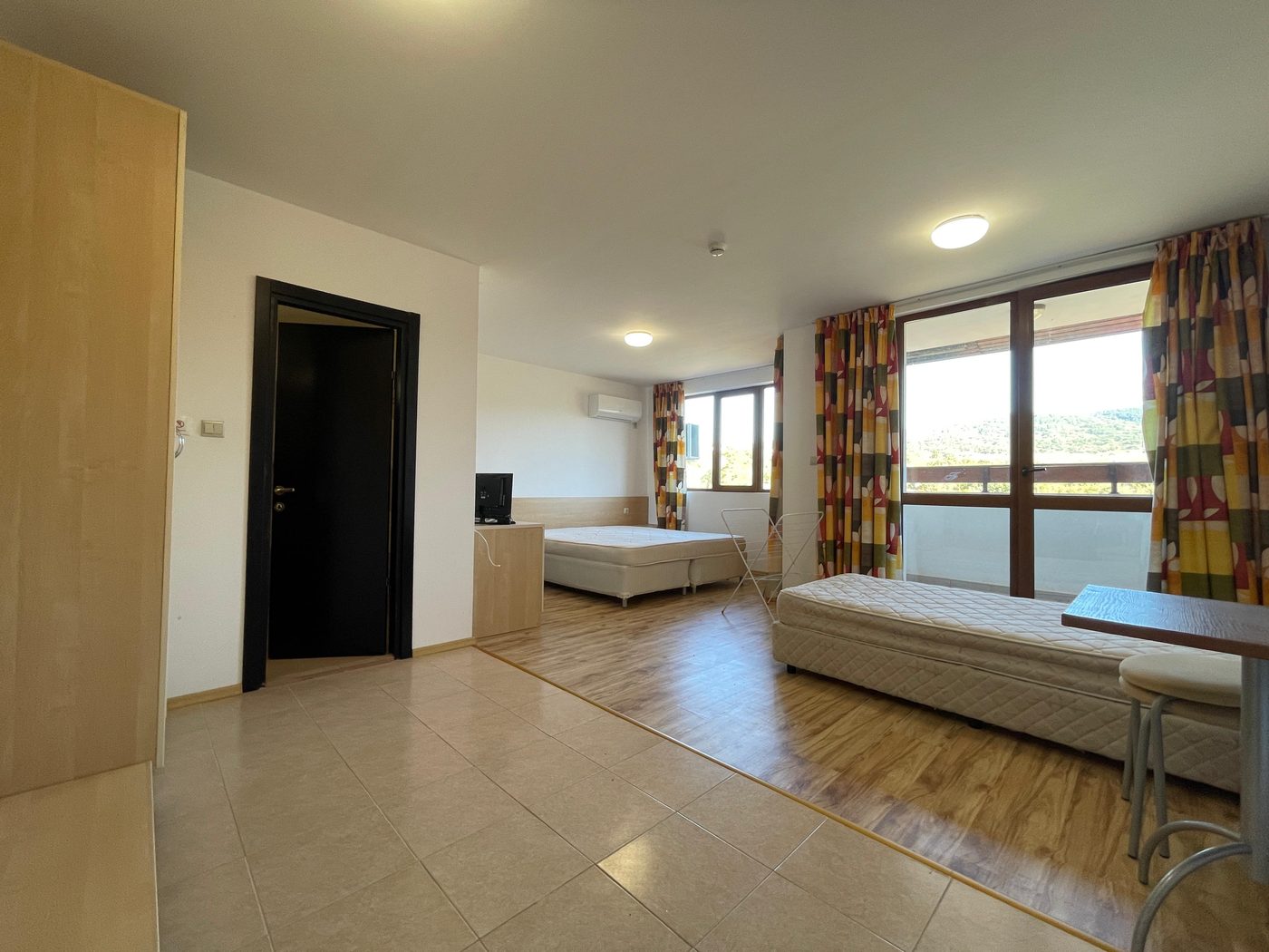 Studio B.401 Gardenia Hills – Wohnraum mit zwei Betten