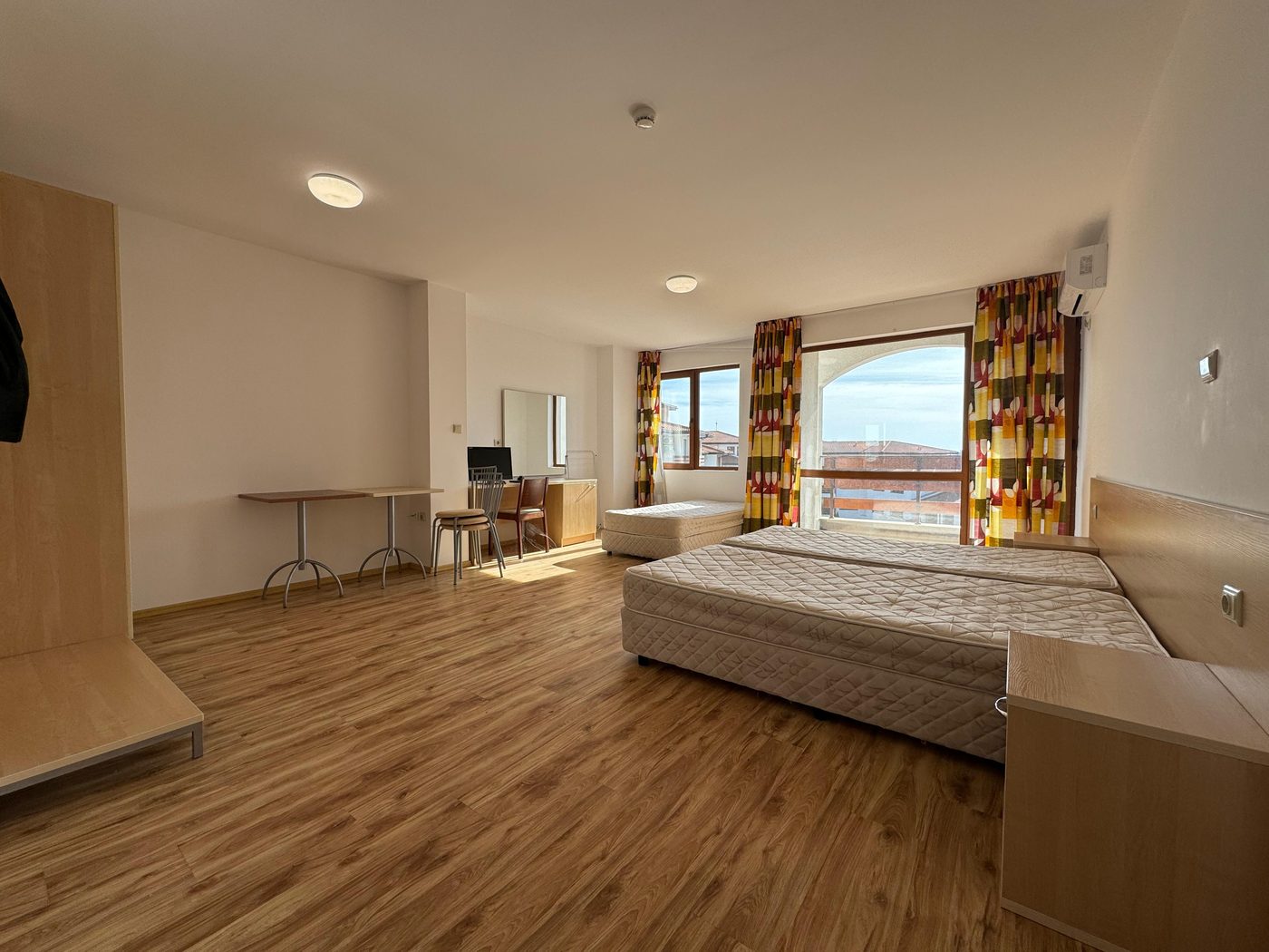 Studio B.401 – Heller Wohn- und Schlafbereich