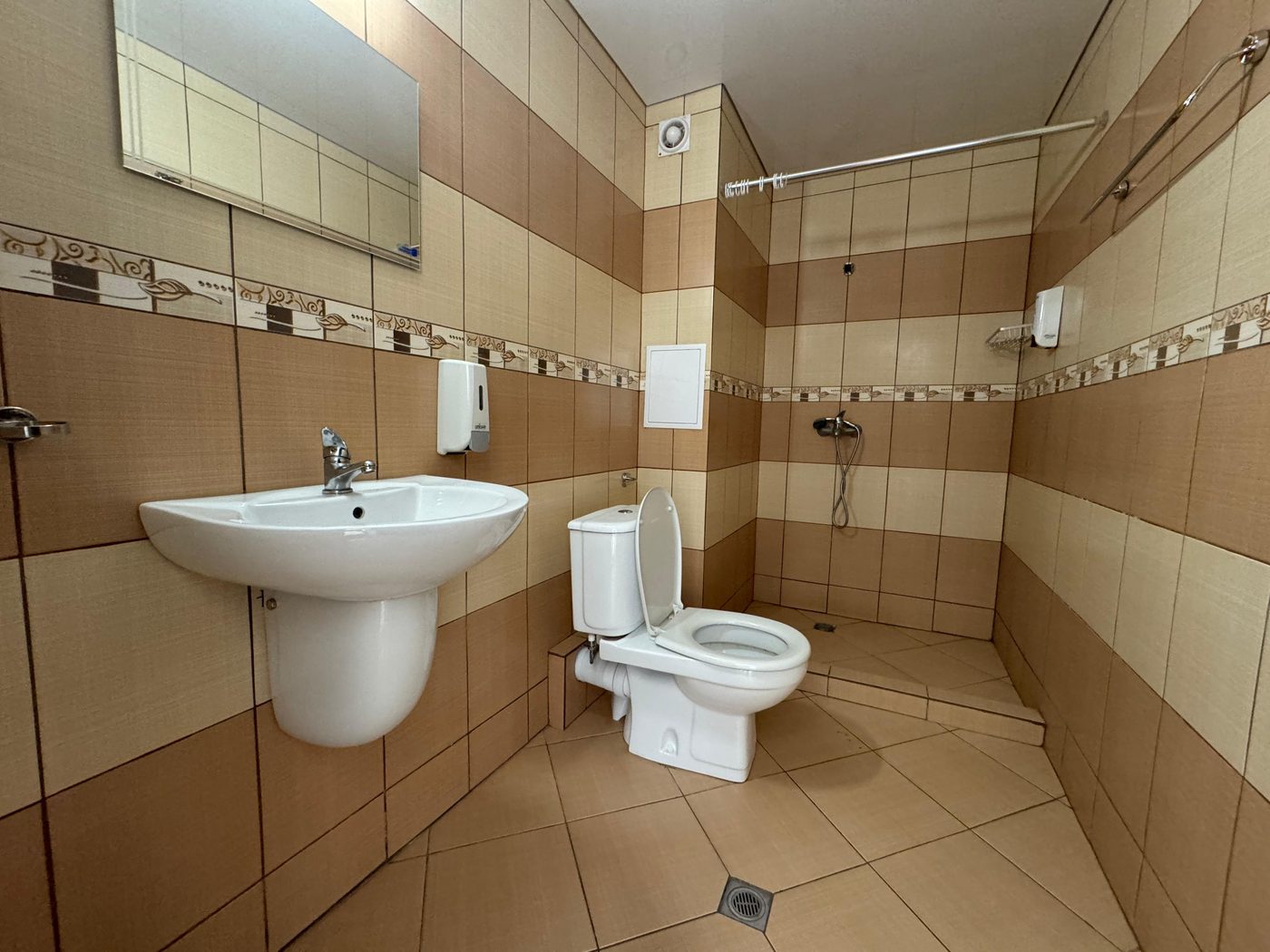 Studio B.401 – Badezimmer mit Dusche