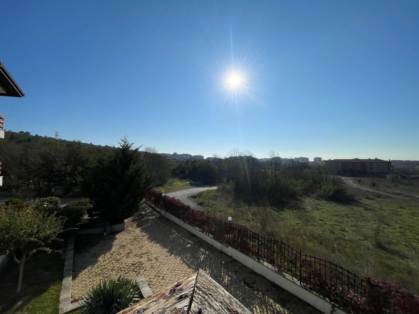 Studio H.202 – Heller Wohnraum mit Balkonzugang