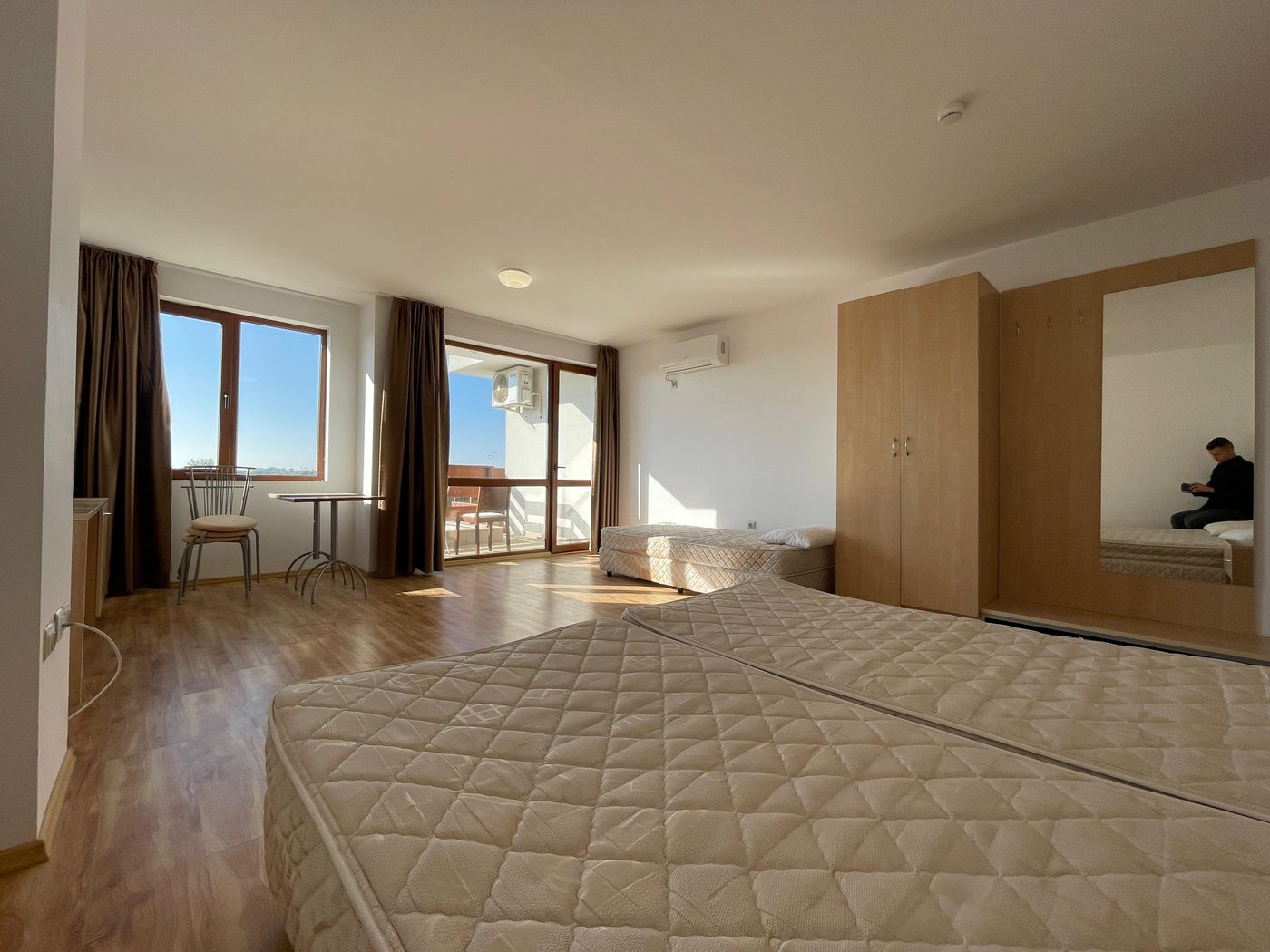 Studio H.202 – Wohnraum mit Schrank vollmöbliert