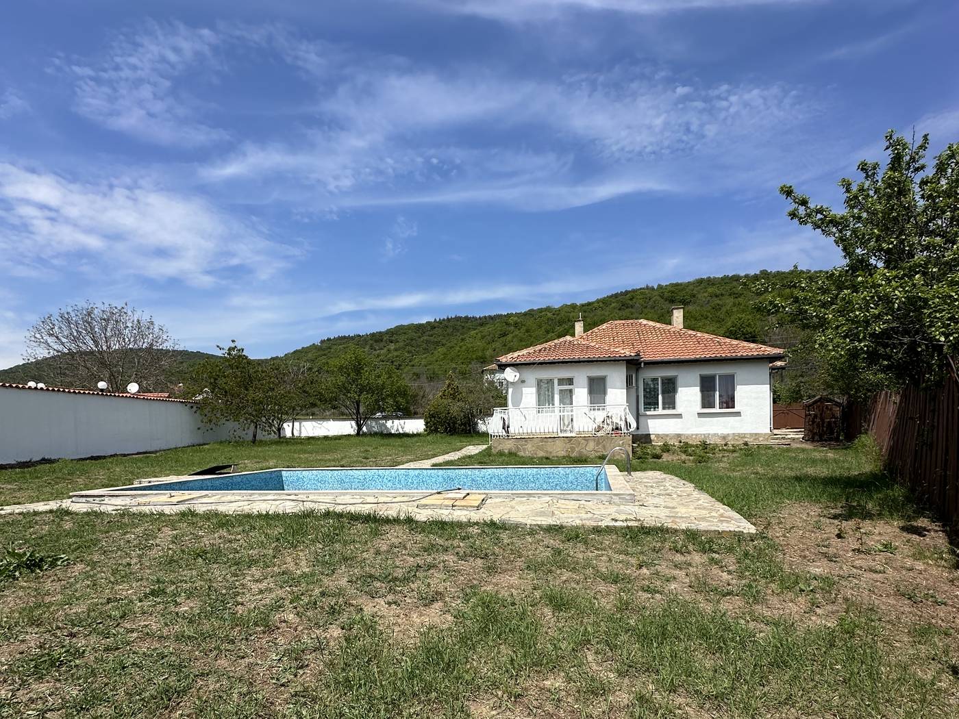 Haus Burgas Bulgarien – Pool und Bergpanorama, 120.000 €