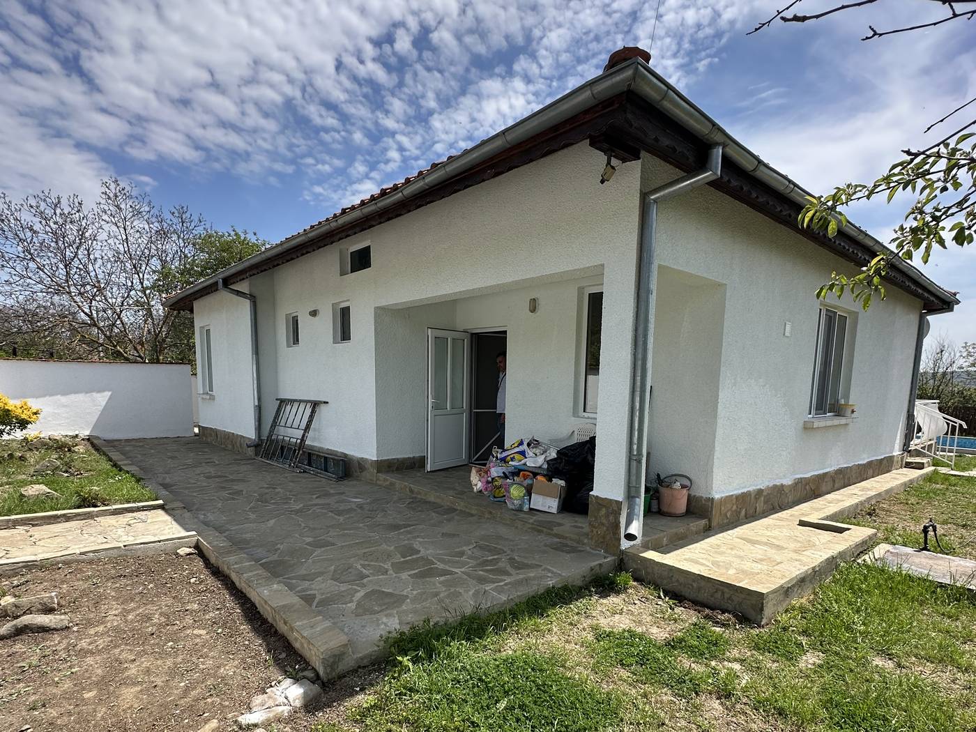 Hausfront mit Terrasse – Haus Burgas Küstenlage