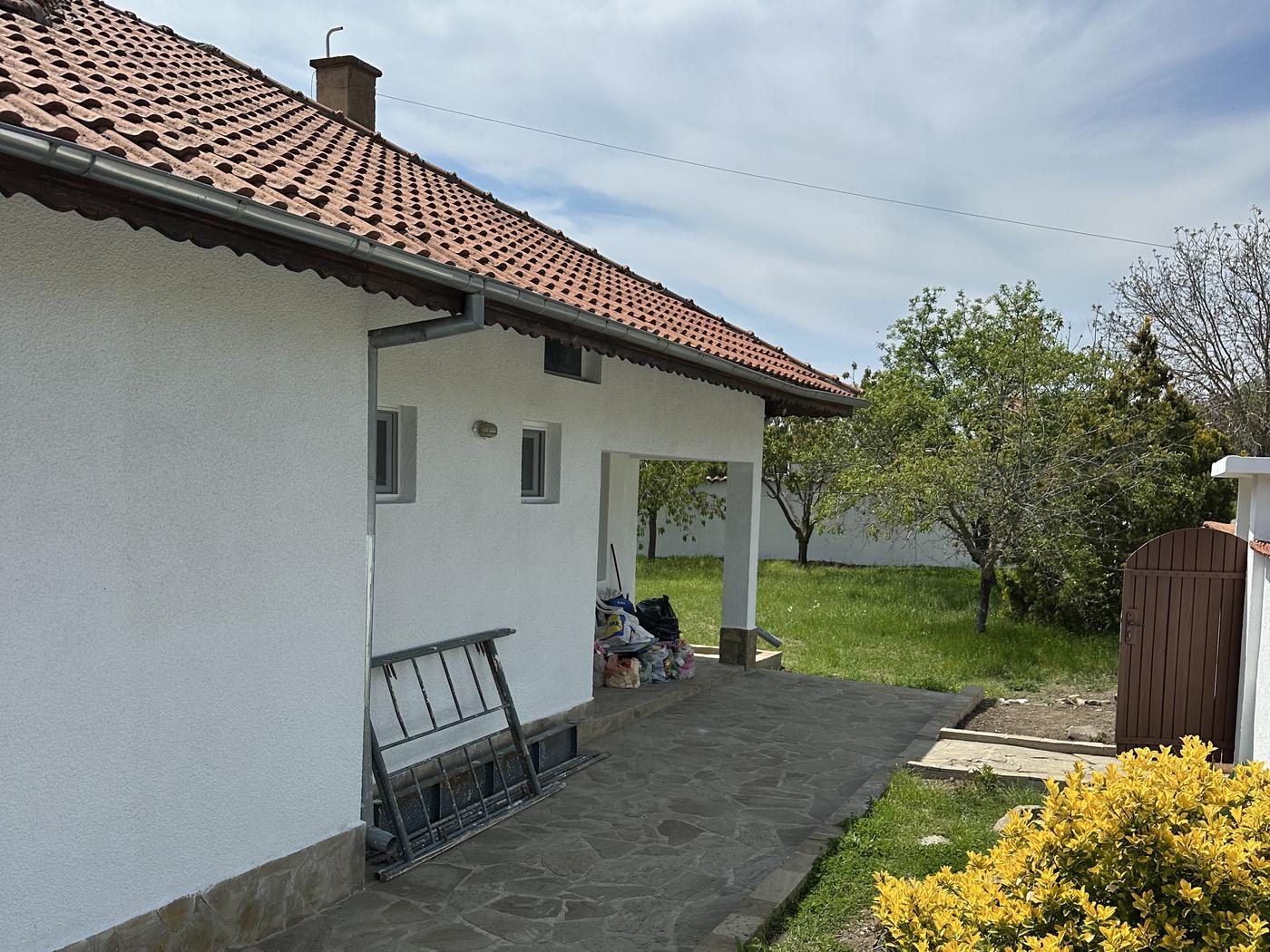 Seitenansicht und Garten – Haus Burgas Bulgarien
