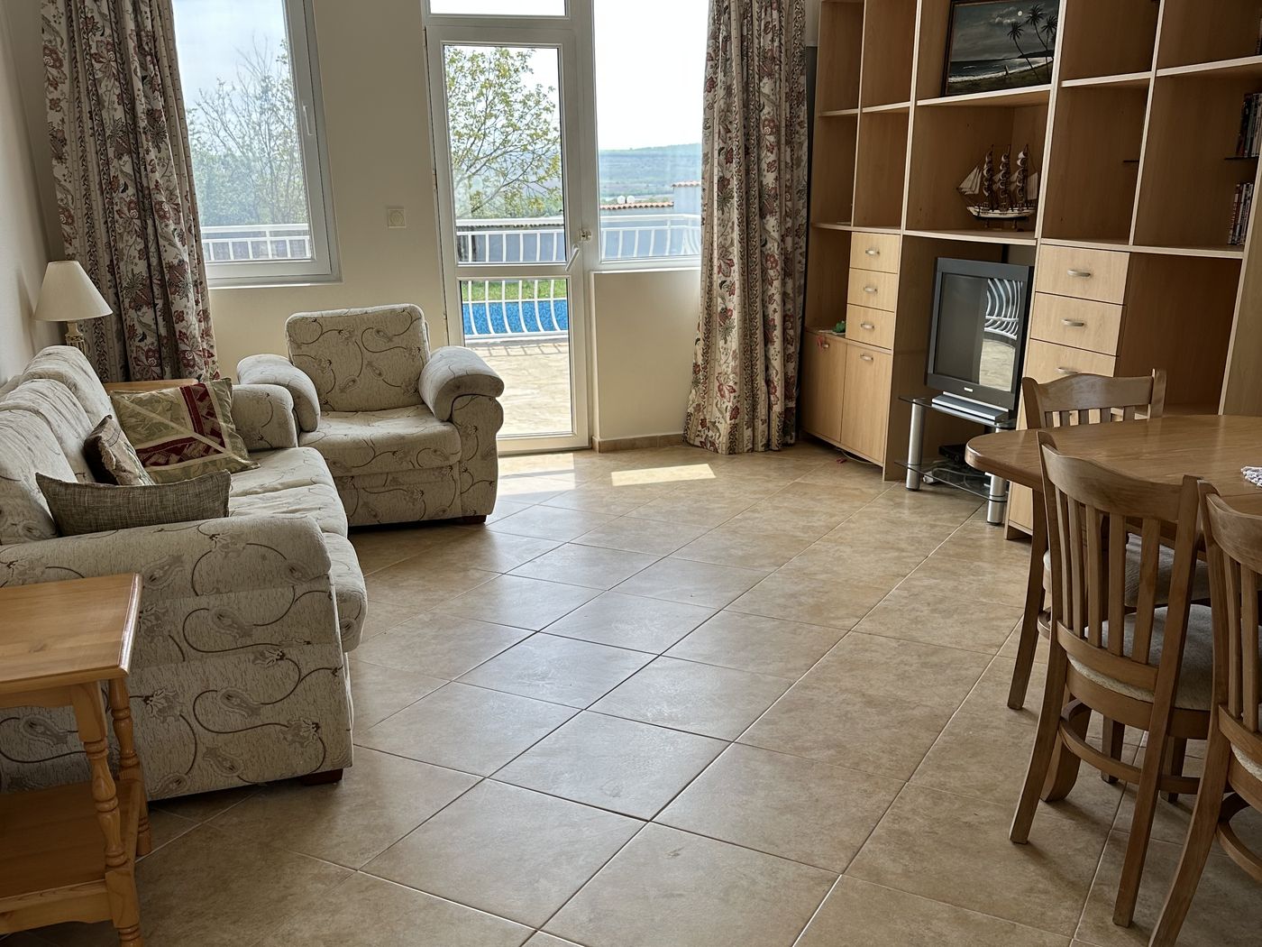 Wohnzimmer mit Poolblick – Haus Burgas 150 m²