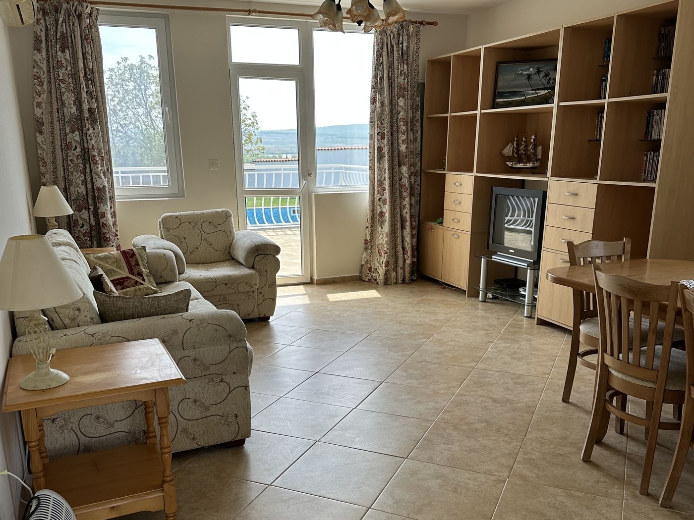 Helles Wohnzimmer mit Essbereich – Haus Burgas