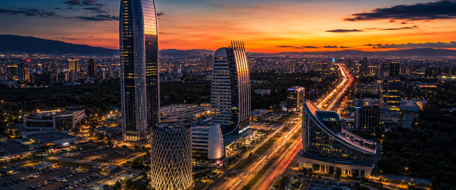Sofia — Geschäftsviertel und Stadtachse in der Abenddämmerung